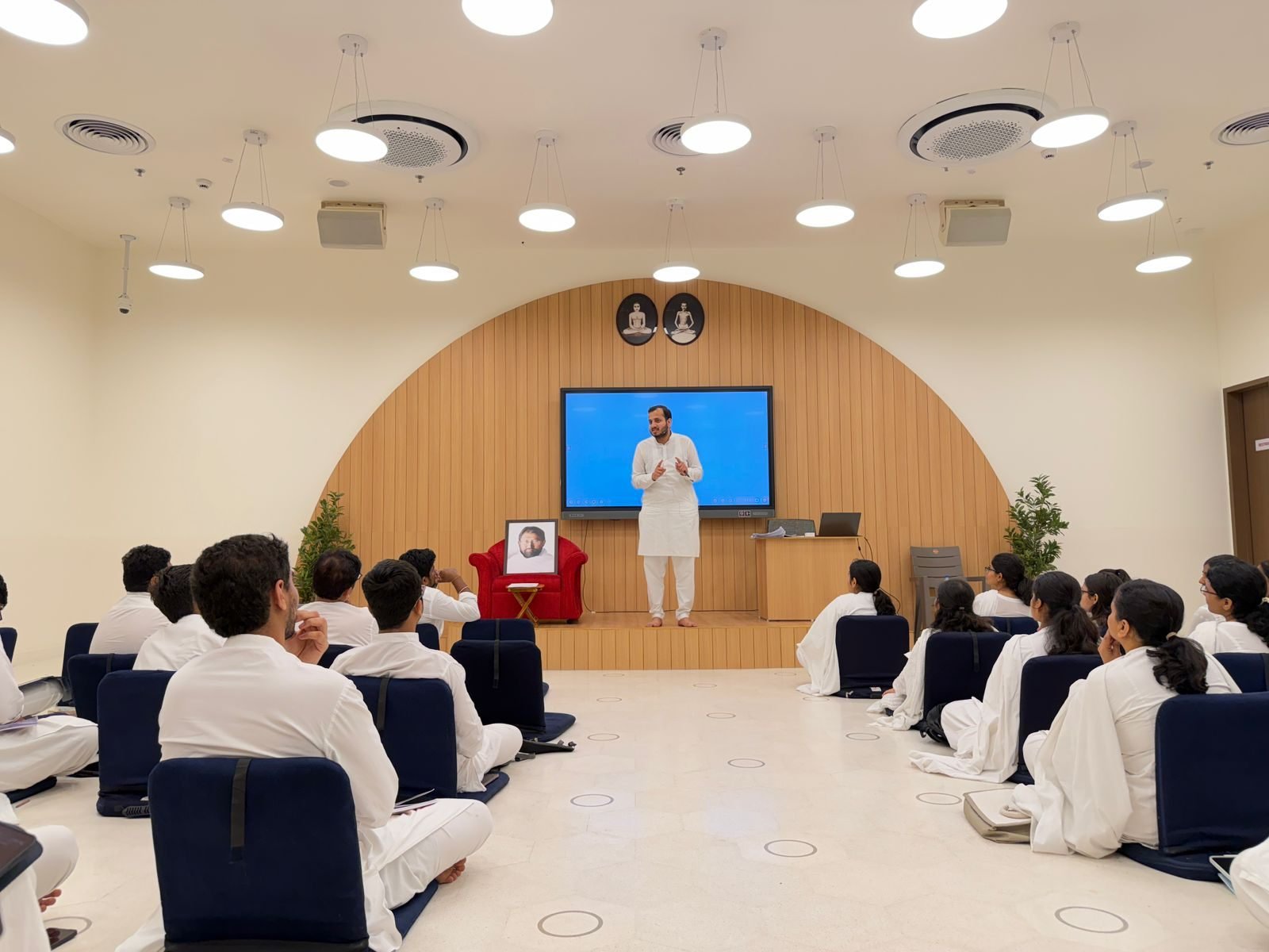 Swanubhav Shastri teaching the Tattvārtha Sūtra to young sādhaks at the Shrimad Rajchandra Mission, Dharampur