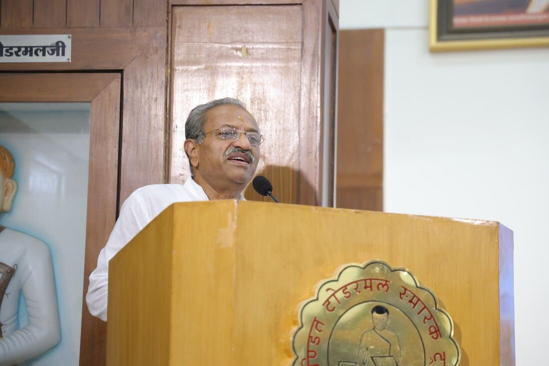 Distinguished speaker addresses participants